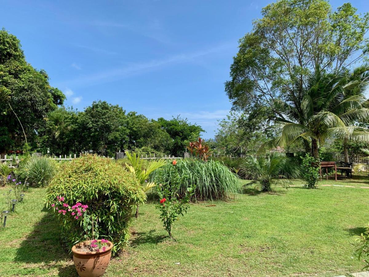 Lovely Garden Villas Pantai Cenang  Exterior photo